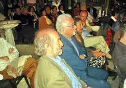 Venerdi pomeriggio il salone delle Feste del Castello del Roccolo era gremito per la presentazione del 'Roccolo della Poesia' e della mostra Pulcinoelefante. In primo piano l'artista Alberto Casiraghi